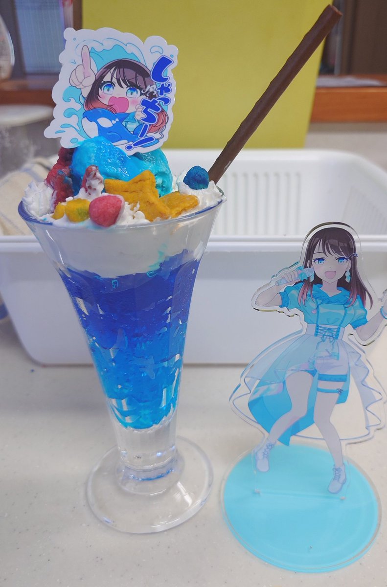 #あかねで酒
#あかね水族館
こちらが祭壇と今日のお供(嘘)になります。
あかね様をイメージしたパフェを作りコラボカフェ風にしてみました。
時間が足りず完成度低めなのが残念です。
次回は3Dプリンターでしゃっちー型を作りしゃっちーも添えたいです。