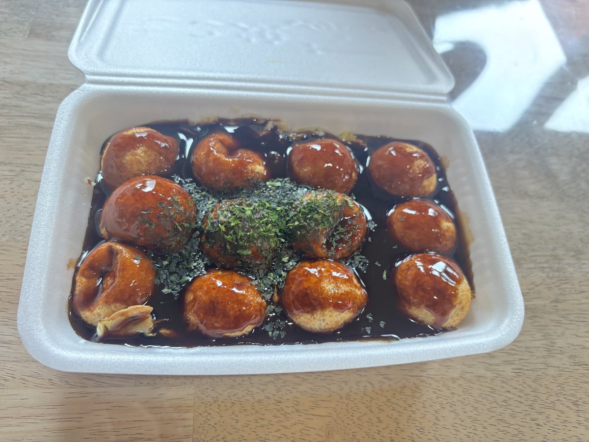 _ibuki_0710's tweet image. 北九州メディアの撮影で「たこ焼きとみ本店」さんにお伺いしました✨

たこ焼きにかかっているソースの量が思わず「バグってる⁉️」と感じるほどたっぷりで驚きました😳

そして何個でも食べれる美味しさ🐙
ぜひ行ってみてください✨

vt.tiktok.com/ZSBfdsQkF/
こちらから動画見れます↑
#福岡 #北九州