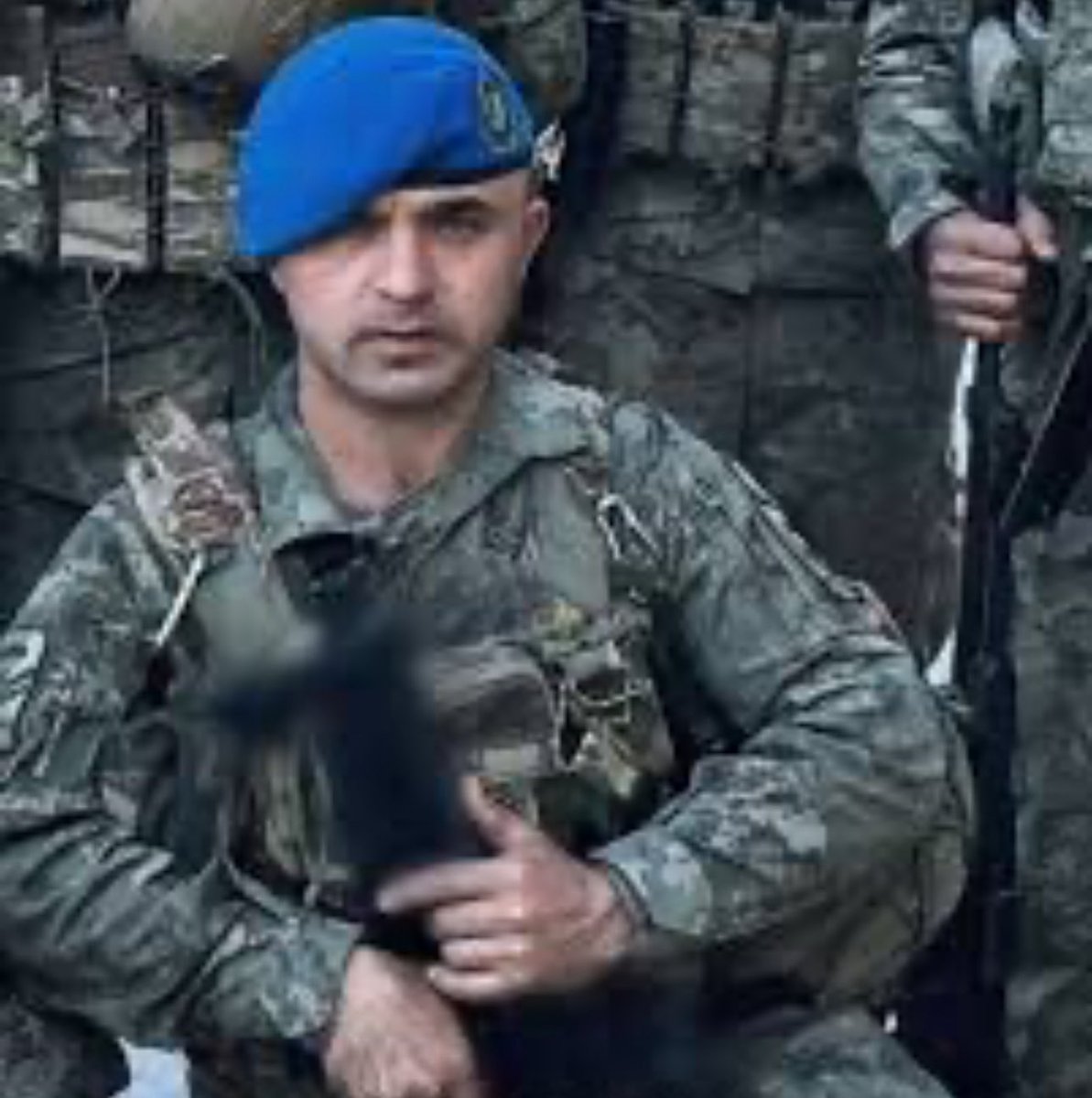 “Şehit olursam… fotoğrafımı paylaşın.”

demiş arkadaşlarına.

Bize dememiş.

Belki kelimeleri ağır geldi, belki de içimizde kalsın istemiş.

Ama biz duyduk.
Biraz geç, ama acıyı hissederek…

Şimdi o fotoğrafı paylaşıyoruz.

Çünkü bu sadece bir kare değil,
bir ömrün susarak