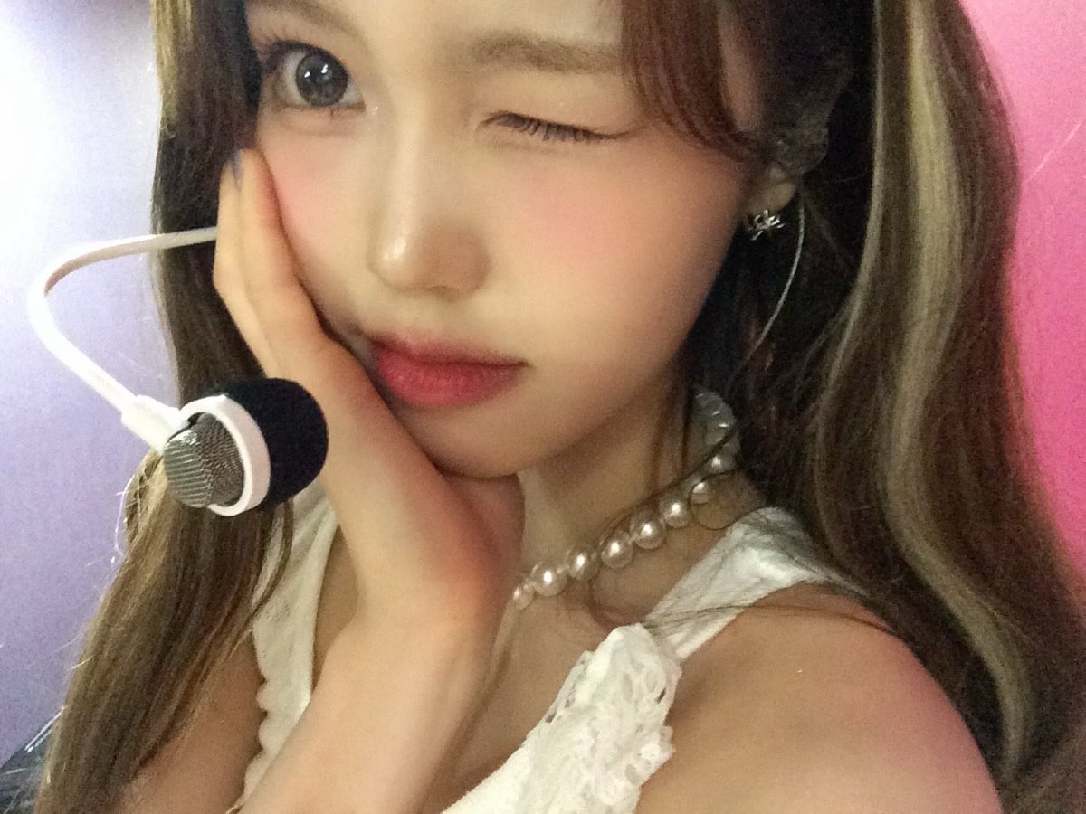 나나 tweet media