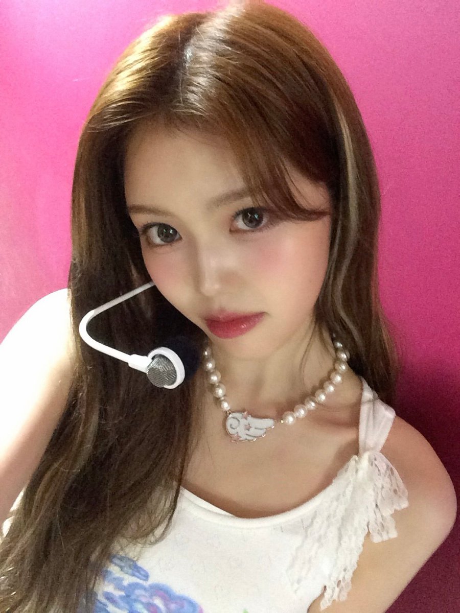 나나 tweet media