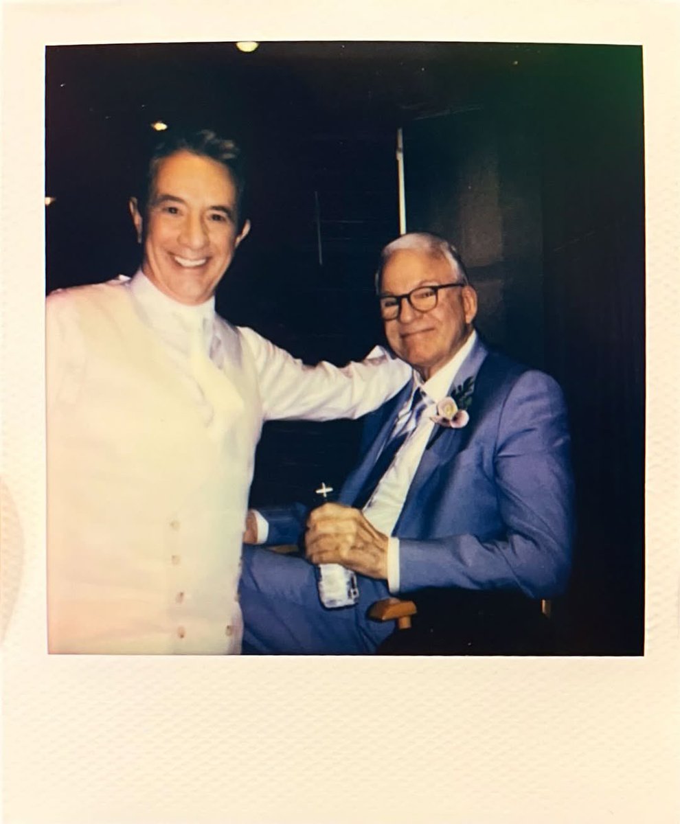 thedailymartins's tweet image. steve martin, martin short, meryl streep + other cast & crew members on the set of 'only murders in the building' season four in new york city (2024)
📸: ryan_j_broussard | ig
🔗: instagram.com/p/DBseYzUAVIf/…