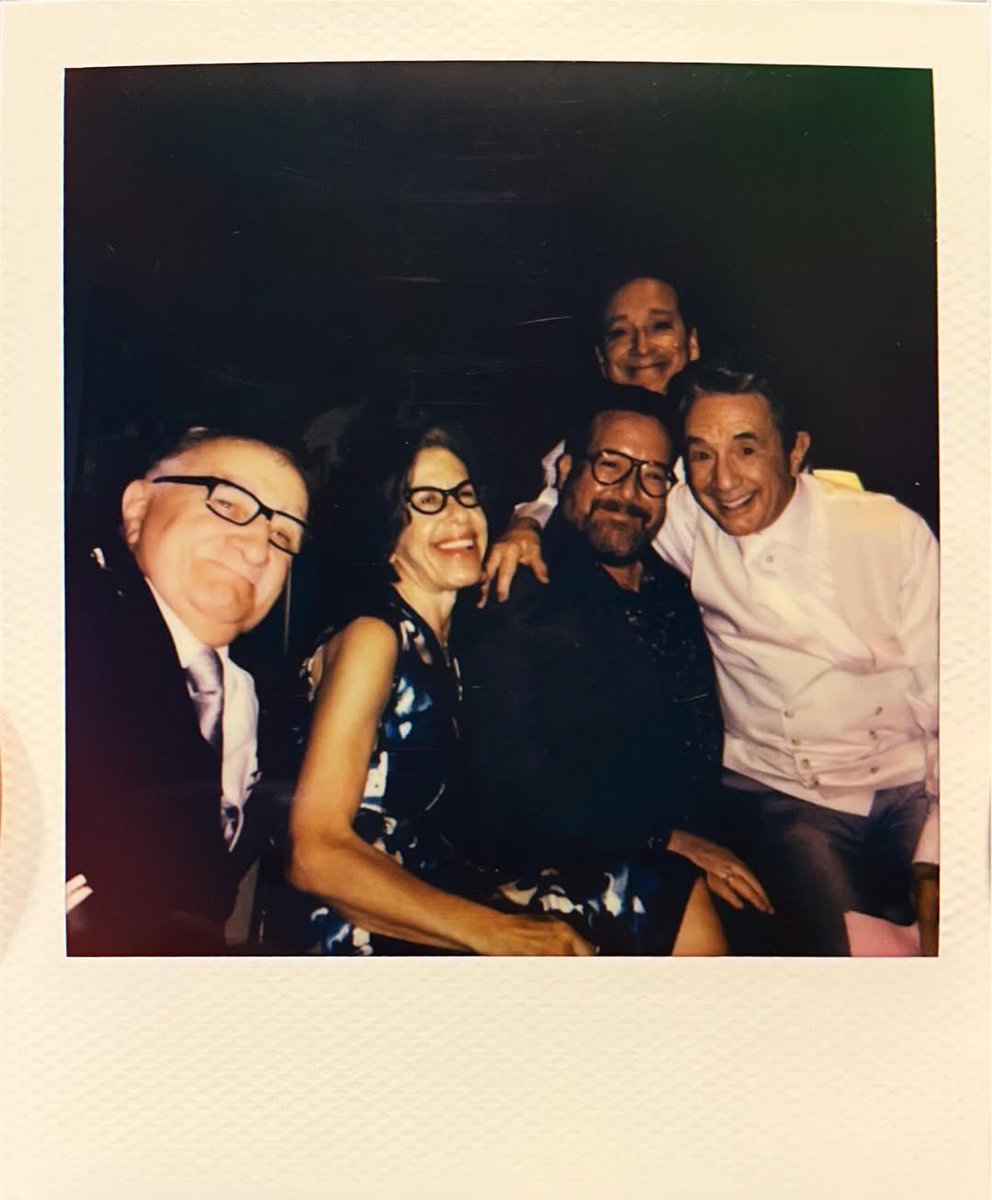 thedailymartins's tweet image. steve martin, martin short, meryl streep + other cast & crew members on the set of 'only murders in the building' season four in new york city (2024)
📸: ryan_j_broussard | ig
🔗: instagram.com/p/DBseYzUAVIf/…
