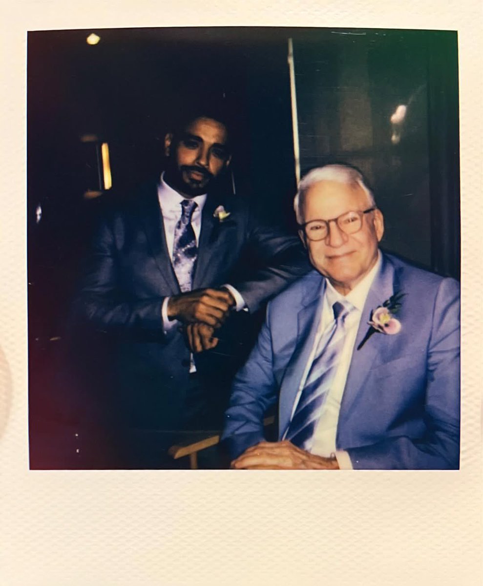 thedailymartins's tweet image. steve martin, martin short, meryl streep + other cast & crew members on the set of 'only murders in the building' season four in new york city (2024)
📸: ryan_j_broussard | ig
🔗: instagram.com/p/DBseYzUAVIf/…