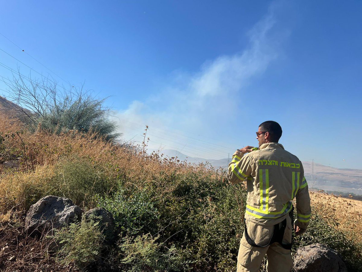 102_IL's tweet image. שריפה בשטח פתוח סמוך למגדל - הוזנקו מטוסים
8 צוותי כיבוי ו-4 מטוסים פועלים בשריפה נרחבת בשטח פתוח בין קיבוץ לרביד למגדל שעל שפת הכנרת.
השריפה מתפשטת במהירות ומתקדמת במספר חזיתות ומסכנת מטעים באזור.
לאור העשן הכבד במקום, כביש 807 בין מגדל לצלמון נחסם לתנועה בשני הכיוונים.