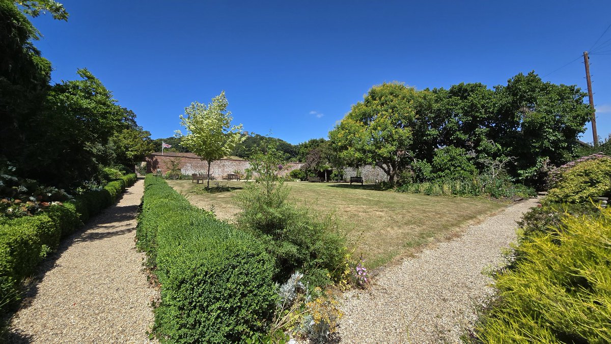 Dunster_Info's tweet image. A beautiful lunchtime stroll around Dunster today in the glorious sunshine. From historic streets to peaceful paths, the village was shining at its best! 🌞
#Dunster #DunsterInfo #DunsterVillage #Somerset