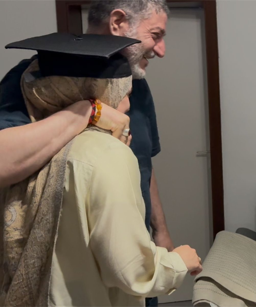 Üniversitede mezun olan kızımı tebrik ediyorum 🤲🏻❤️🫶🏻Bize mutluluğu yaşattığı için teşekkür ederim.👏🌺🌹🤲🏻🤲🏻