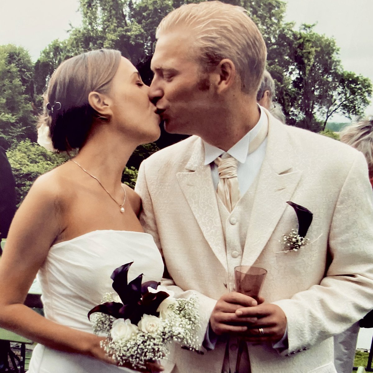 Vi har nu varit gifta i 18 år. ❤️ 
Lucky me att ha hittat någon som gett mig ett meningsfullt liv, tre vilda söner och perspektiv på tillvaron och det vardagliga arbete. Även med ”Solsken, storm och stiltjens gråa gryningstimmar” är detta min stora stolthet.
Grattis till mig!