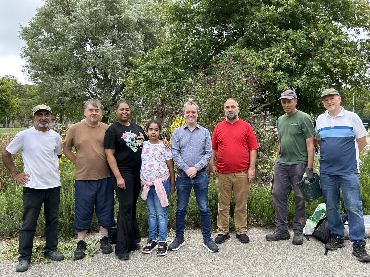 DavidPintoD's tweet image. Great to drop in on the Friends of Heybourne Park at the weekend as they did a spot of community gardening. Thank you for all your work to improve our area
