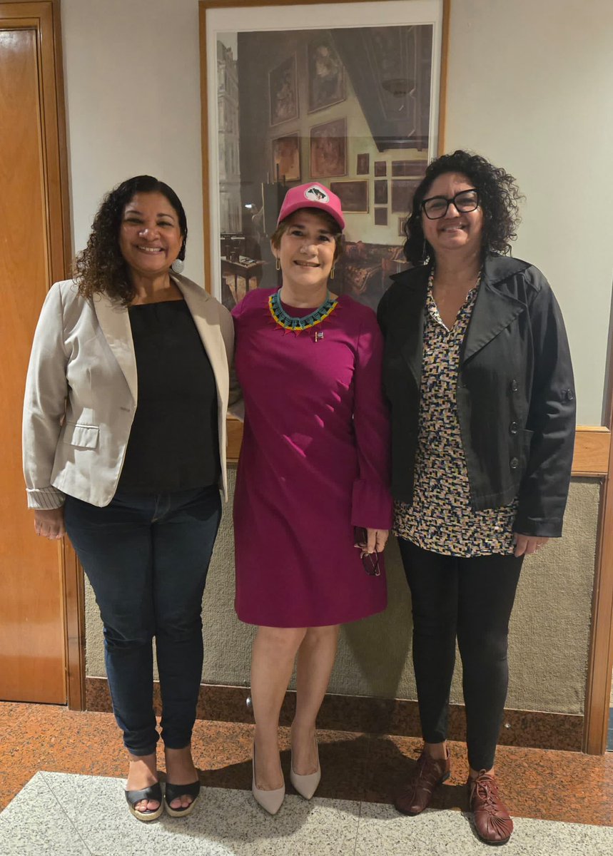 Hermoso encuentro con las compañeras del MST, donde debatimos agendas de próximos encuentros académicos y culturales en #Cuba y #Brasil e intercambiamos sobre papel de la militancia política, la inclusión social y la unidad en nuestra región.