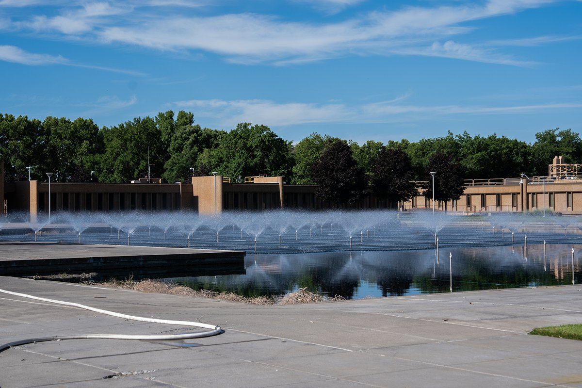 PNNLab's tweet image. Scenes from Campus 👷‍♂️⛲ 

Crew members recently drained cooling ponds at our Richland, WA campus that help chill heat-generating compressors. Throughout the year algae, tumbleweeds, leaves, feathers, and more naturally accumulate. Check out the cleanup: bit.ly/4l8mWKP