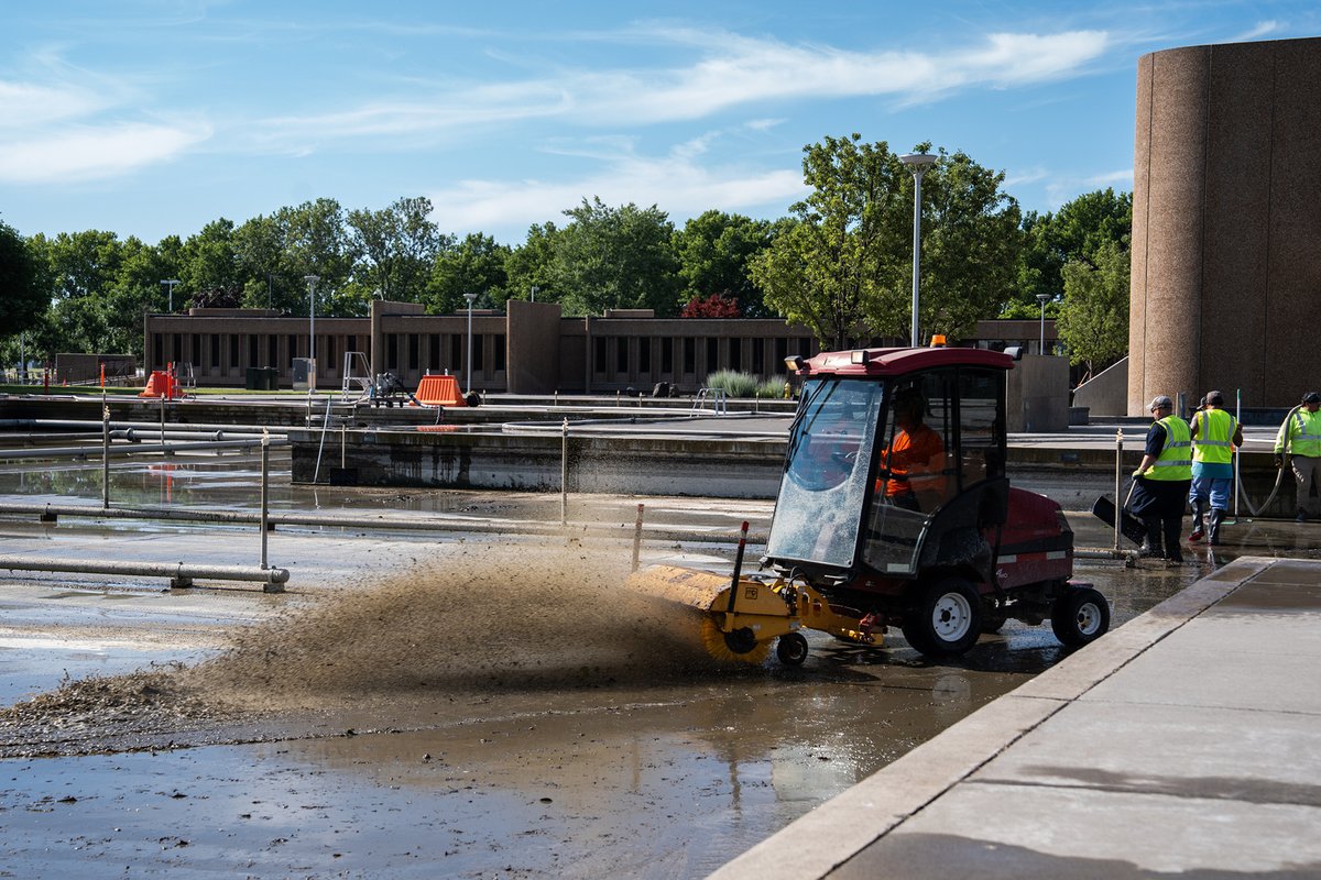 PNNLab's tweet image. Scenes from Campus 👷‍♂️⛲ 

Crew members recently drained cooling ponds at our Richland, WA campus that help chill heat-generating compressors. Throughout the year algae, tumbleweeds, leaves, feathers, and more naturally accumulate. Check out the cleanup: bit.ly/4l8mWKP