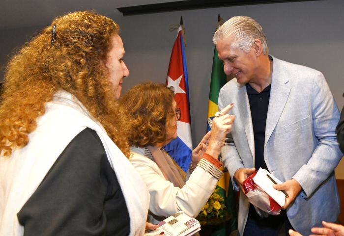 🇨🇺🇧🇷 A las puertas, como quien dice, de la XVII Cumbre de los BRICS, el Primer Secretario del Comité Central del Partido Comunista de Cuba y Presidente de la República, Miguel Díaz-Canel Bermúdez, sostuvo un emotivo encuentro con intelectuales brasileños.

acortar.link/qWDFYV