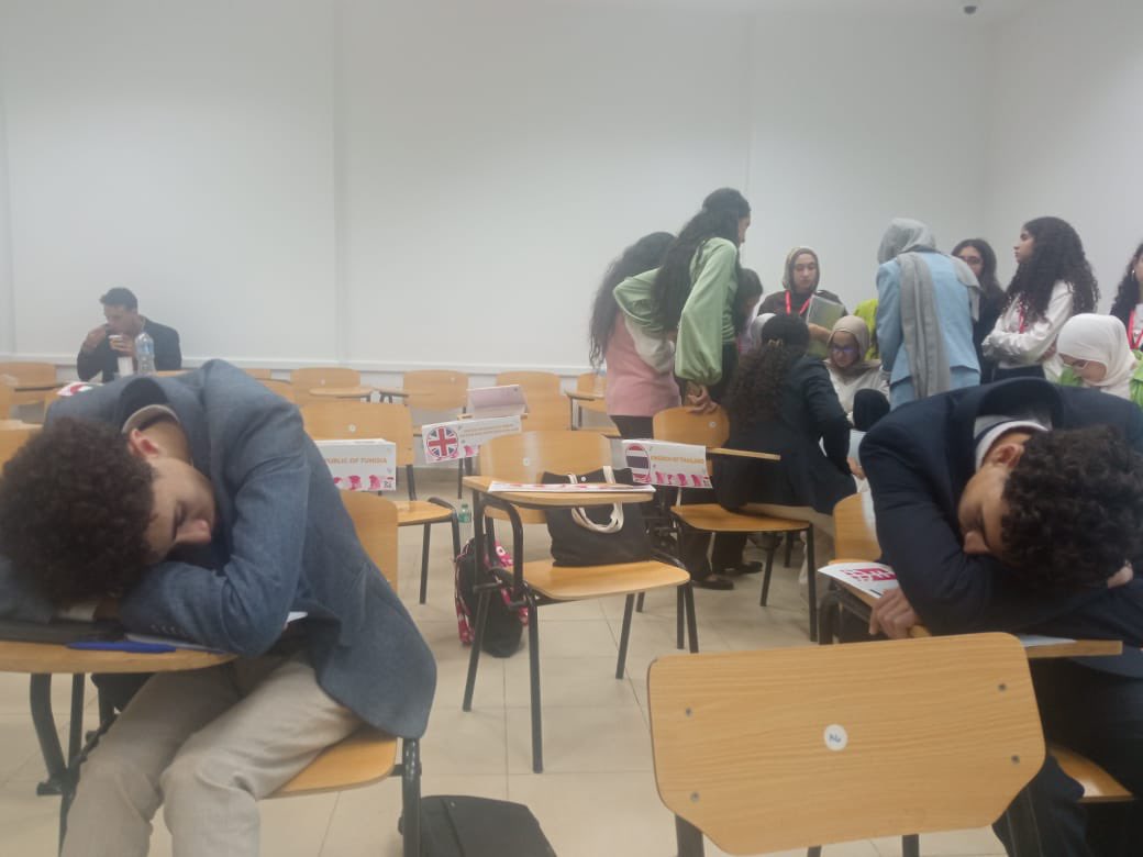 CNN_JNIMUN3's tweet photo. While the resolution was being drafted The delegation of Nigeria and the delegation of Pakistan decided it was time for a quick nap. 💤 
@nimunpress #UNWOMEN #CNN https://t.co/sBm5OEbI5w