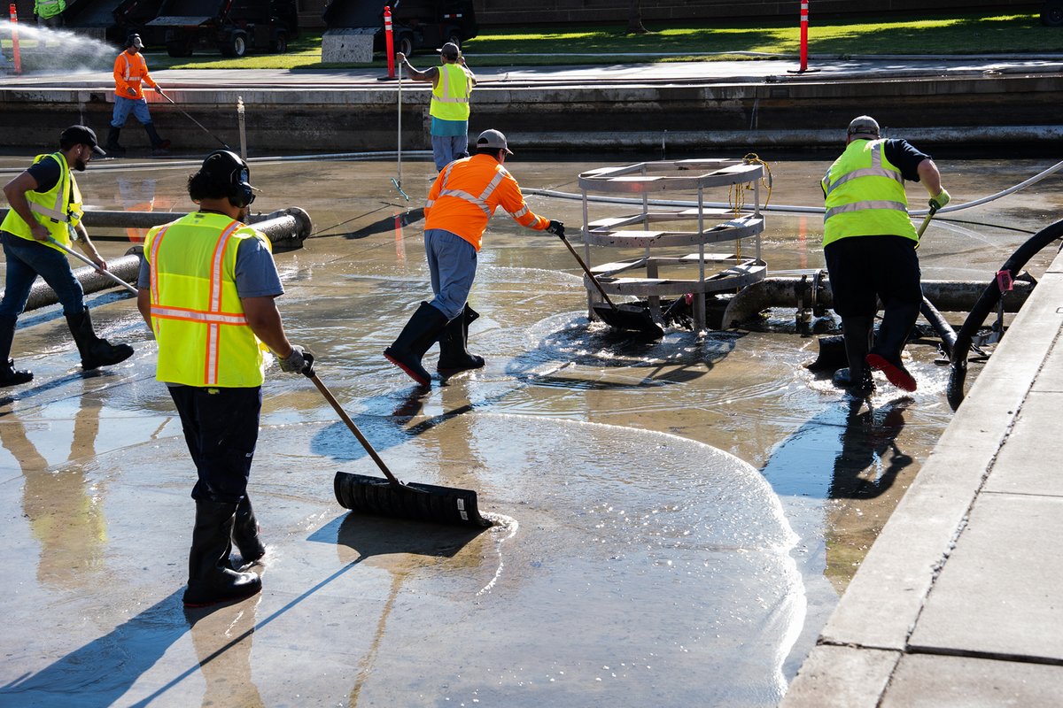 PNNLab's tweet image. Scenes from Campus 👷‍♂️⛲ 

Crew members recently drained cooling ponds at our Richland, WA campus that help chill heat-generating compressors. Throughout the year algae, tumbleweeds, leaves, feathers, and more naturally accumulate. Check out the cleanup: bit.ly/4l8mWKP