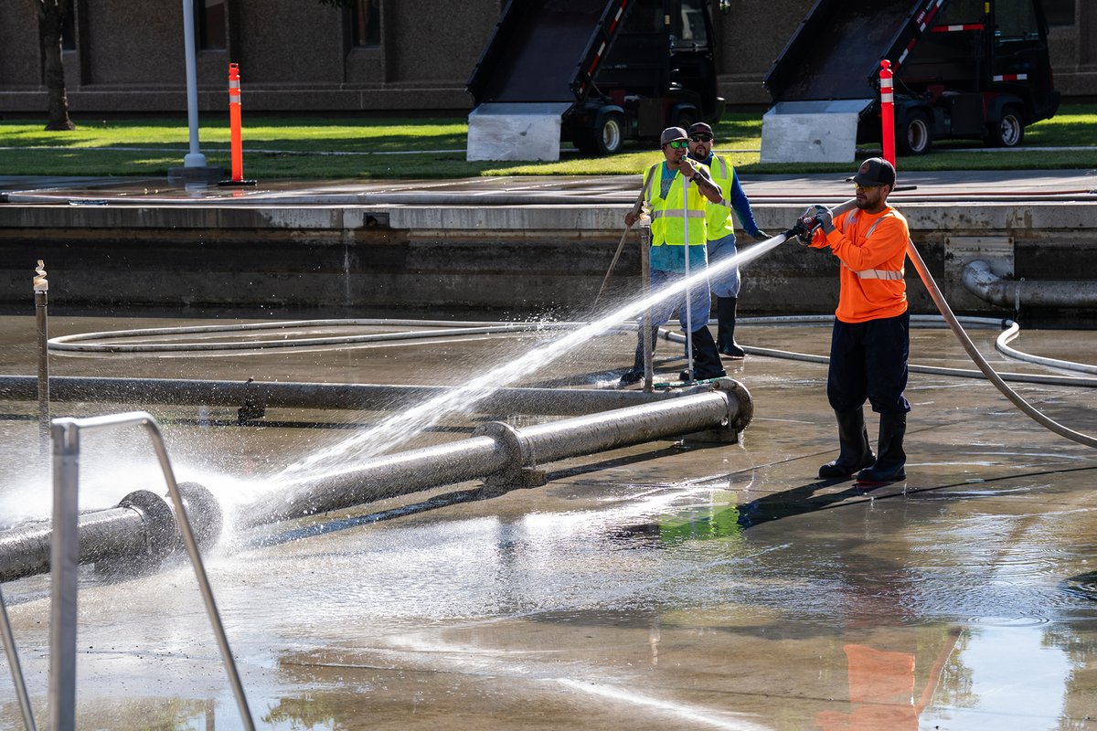 PNNLab's tweet image. Scenes from Campus 👷‍♂️⛲ 

Crew members recently drained cooling ponds at our Richland, WA campus that help chill heat-generating compressors. Throughout the year algae, tumbleweeds, leaves, feathers, and more naturally accumulate. Check out the cleanup: bit.ly/4l8mWKP