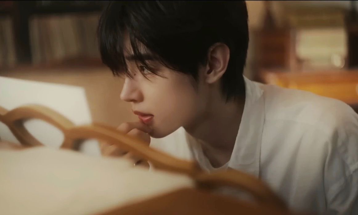 iFor2sun's tweet photo. — a #sunsun au where in,

auri (sh) an idol who suddenly disappears from the city after a scandal. he hides in his lola’s old hacienda — where he meets a boy who says "hindi po kita kilala." it's eli (sn), the caretaker of the old hacienda. https://t.co/DYPe9GqXbx