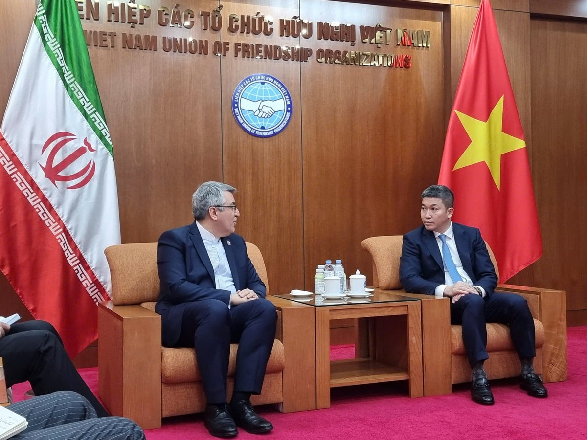 A_Akbar_Nazari's tweet photo. امروز در پایان ماموریتم در ویتنام مفتخر به دریافت مدال صلح و دوستی بین ملت‌ها شدم. مدال توسط آقای سون رئیس اتحادیه انجمن های دوستی🇻🇳 به اینجانب اعطا شد.با اغتنام فرصت، از همکاریهای سازنده و حمایتهای ارزشمند آن نهاد در توسعه همکاریها و برگزاری رویدادهای مشترک فرهنگی قدردانی نمودم. https://t.co/P7XPijFXba