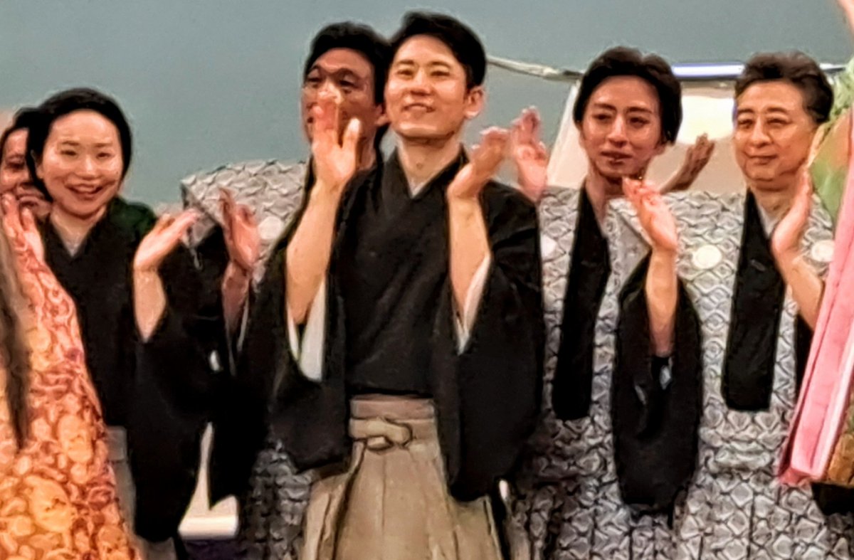 tanecon1's tweet photo. 本日は新橋演舞場で七夕観劇して参りました🎋歌舞伎『刀剣乱舞 東鑑雪魔縁』刀剣男士の皆さんが自分が一番いい男とばかりにキメてくれるのが最高に気持ちいい！「鎌倉殿の13人」フラッシュバックしましたね。大喜利所作事は古典芸能の魅力を詰め込んだ素敵な演出で演奏は心に響いて目にも耳にも贅沢✨ https://t.co/Qhl2zDZYzA
