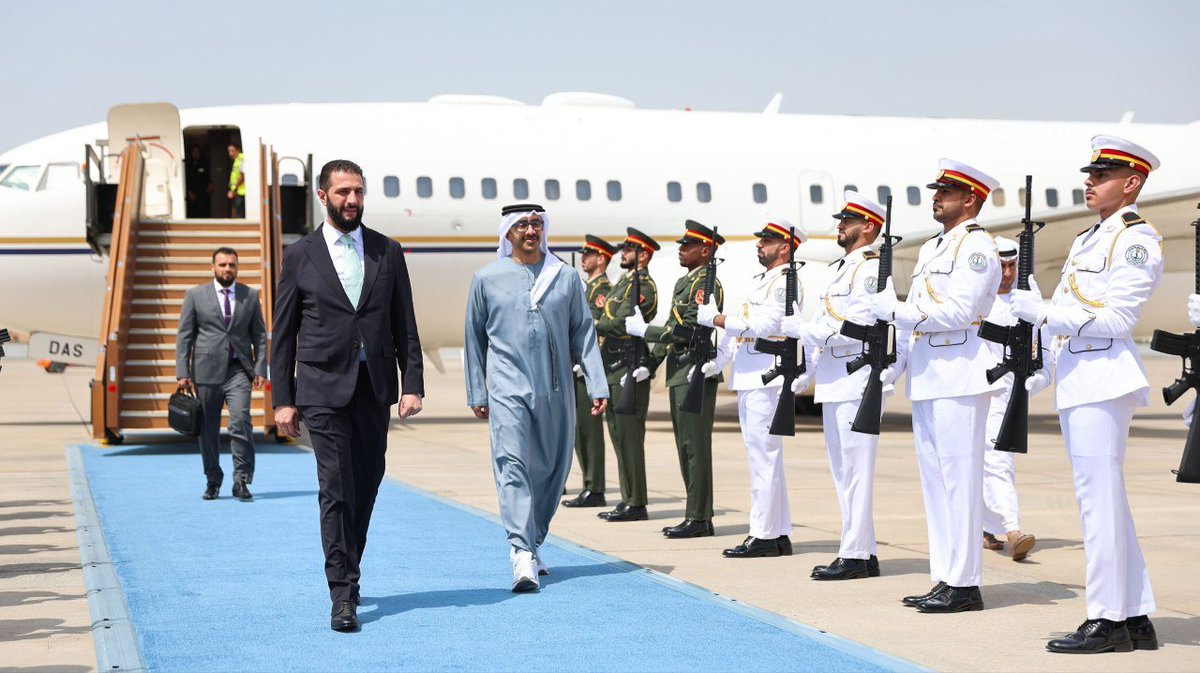 وصول رئيس الجمهورية العربية السورية السيد أحمد الشرع والوفد المرافق له دولة الإمارات العربية المتحدة، حيث كان في استقباله سمو الشيخ عبد الله بن زايد آل نهيان وزير خارجية دولة الإمارات.