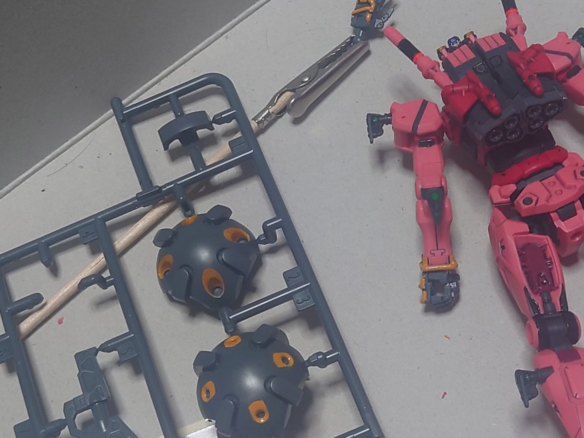 Hispeedikeda's tweet image. 帰ってきてお昼からのんびりプラモ組んでました。赤いガンダムのバックパックと平手、ハンマーまで。ハンマー両側黄色が要塗装じゃないですかやだー!後はジョイントとビームサーベルのツバ、肩パーツのウィンカーをビコーンさせてみたり。これで夜道でサーベル抜こうとしても安心だね。
#ガンプラ