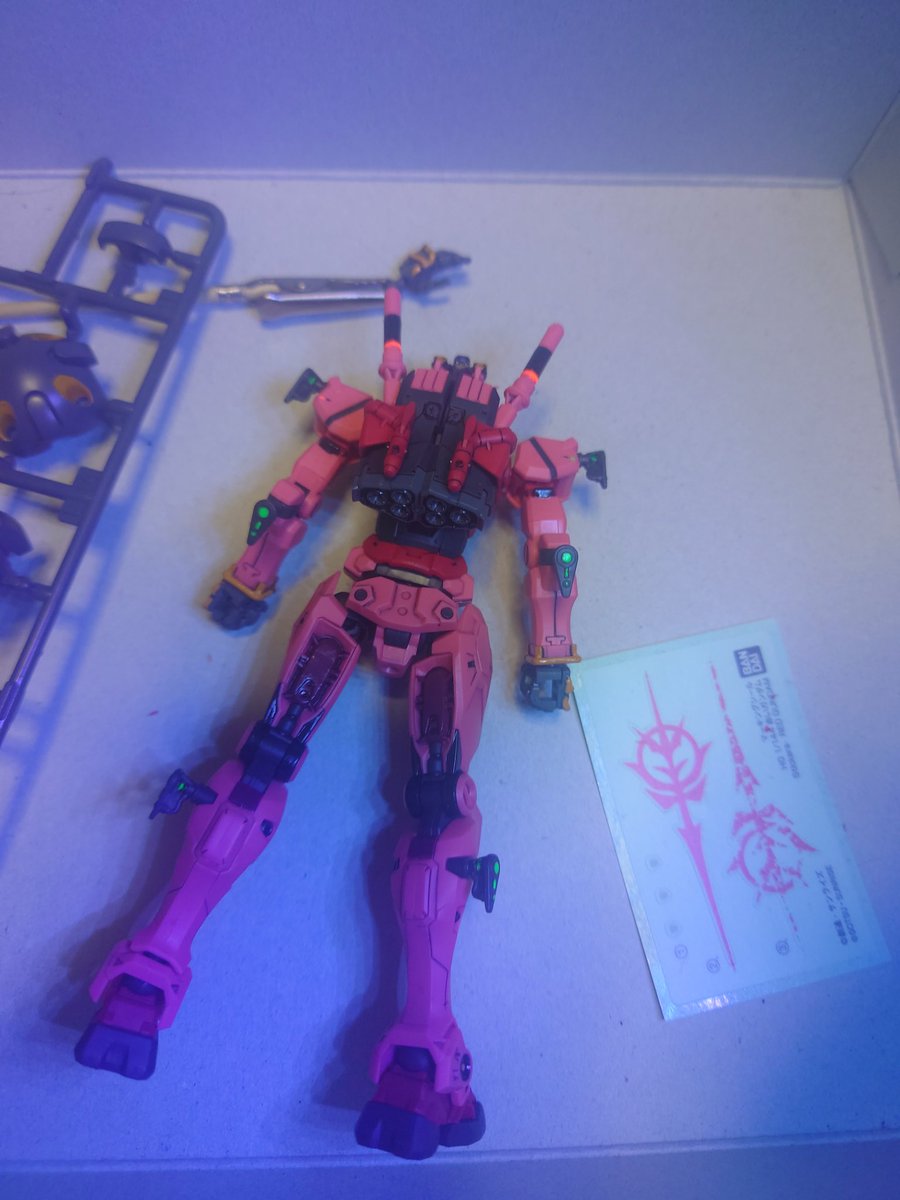 Hispeedikeda's tweet image. 帰ってきてお昼からのんびりプラモ組んでました。赤いガンダムのバックパックと平手、ハンマーまで。ハンマー両側黄色が要塗装じゃないですかやだー!後はジョイントとビームサーベルのツバ、肩パーツのウィンカーをビコーンさせてみたり。これで夜道でサーベル抜こうとしても安心だね。
#ガンプラ