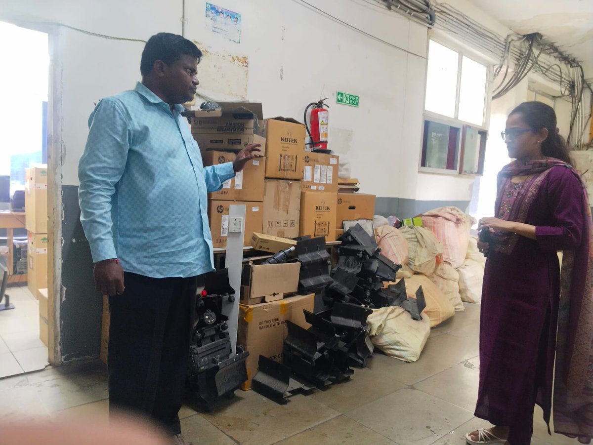 GHMCOnline's tweet image. Under Swachh Bharat Mission, GHMC cleared 2.5 tonnes of e-waste from its IT Department at the Head Office, including unused computers, printers, cartridges, and other materials. The e-waste was sent to Asia’s first LEED Platinum-certified facility in Dundigal, which recovers…