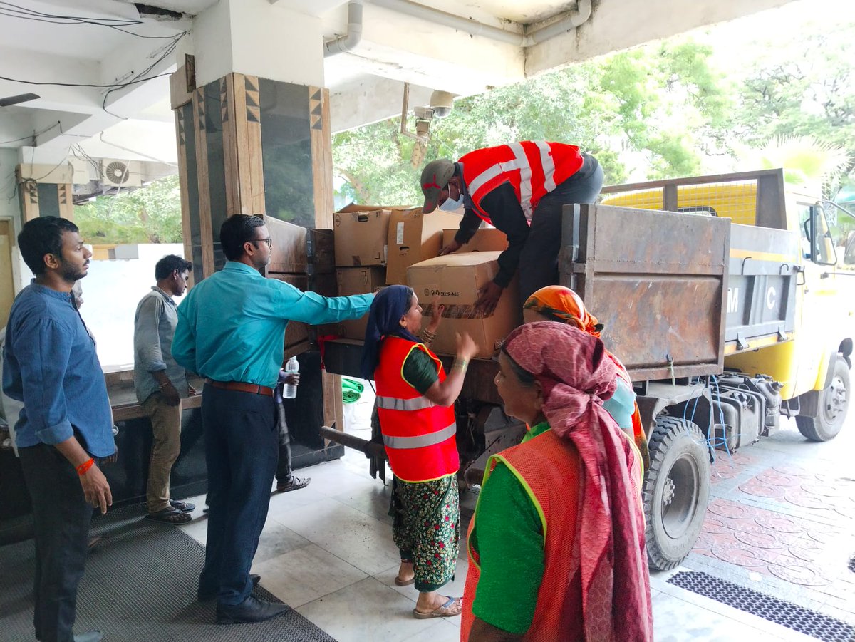 GHMCOnline's tweet image. Under Swachh Bharat Mission, GHMC cleared 2.5 tonnes of e-waste from its IT Department at the Head Office, including unused computers, printers, cartridges, and other materials. The e-waste was sent to Asia’s first LEED Platinum-certified facility in Dundigal, which recovers…