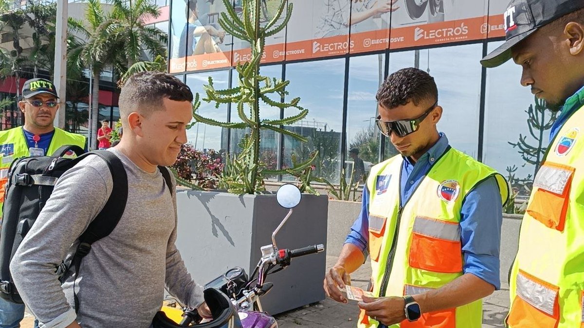 InttContigo's tweet photo. Desde la Av. Carlos Soublette, el INTT oficina La Guaira,  trabaja junto a la PNB, para educar a los motorizados sobre el uso adecuado del casco protector, así como también la importancia de llevar su documentación. https://t.co/uWgg1K2KYR