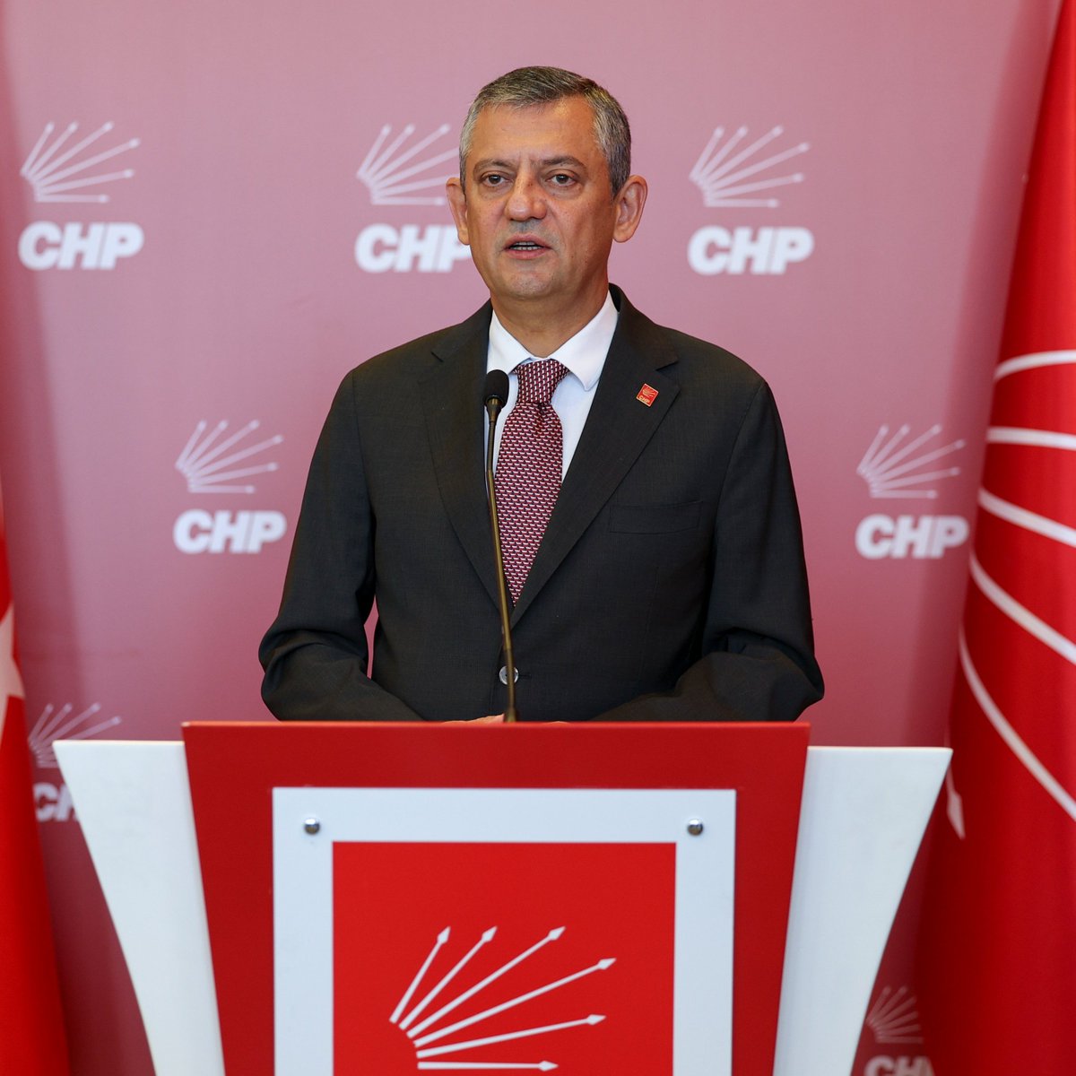 Özgür Özel: "Devlete emanet 12 tane civciv ölse hesabı sorulur. 12 tane civcivi kaybetseniz insan, 'Ne yaptın? Bunlar can' der.  

Bunların hepsi aslan parçası. Bu kadar büyük bir sorumsuzlukla, tedbirsizlikle davranılmasını aklım almıyor, içime de sinmiyor."