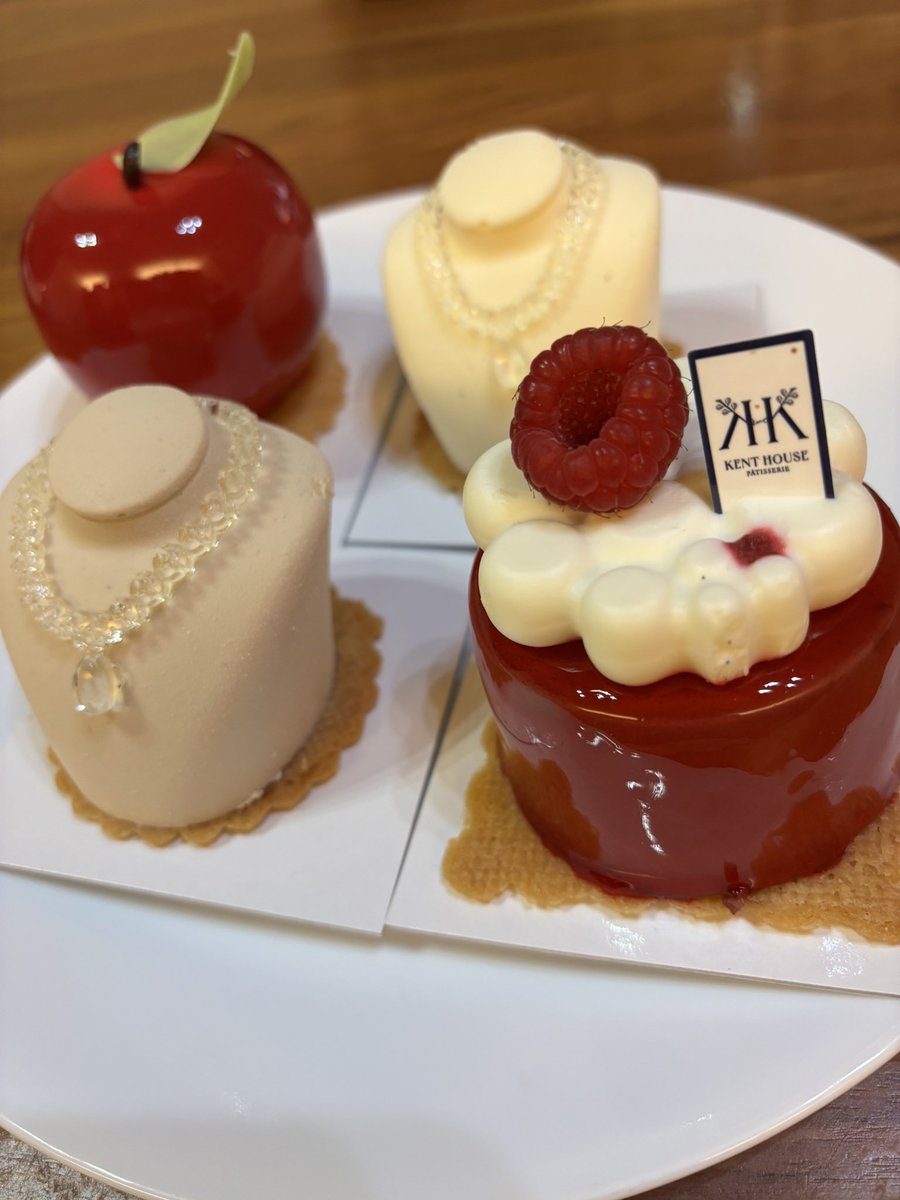 PnfWts's tweet photo. 七夕🎋の今日は、娘(結構な大人!)の誕生日。
買い物帰りに、デパ地下行ったんだけど…可愛いケーキを見つけて即購入。
こんなケーキがあるなんて!
たくさん並んでる様子は、まるでジュエリーショップのよう。
味も美味しかった😋
#KENTHOUSE https://t.co/QuRB7qhgQt