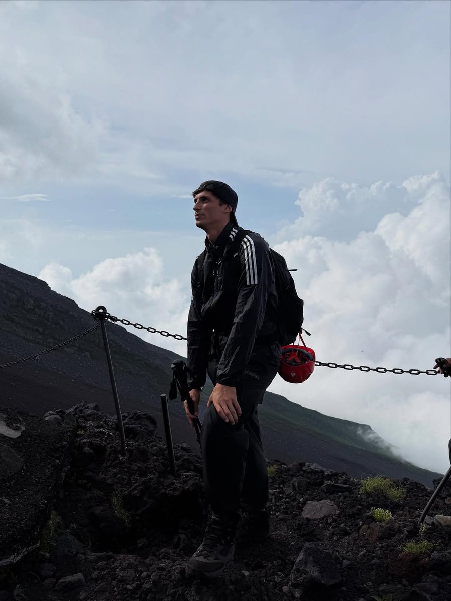 Robin climbing Mount Fuji on his holiday in Japan 🗻🇯🇵