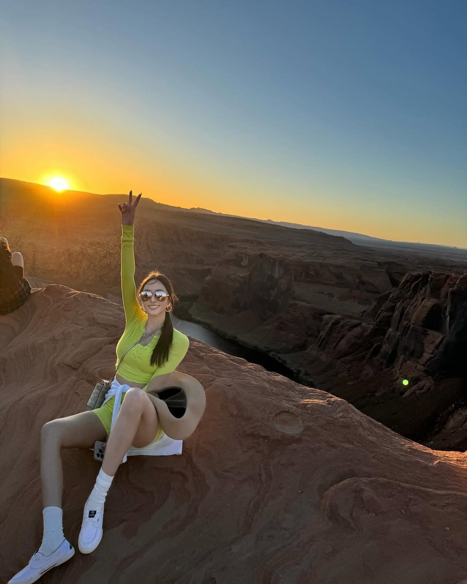 DCarlee9283's tweet photo. Looking to connect with follow travel enthusiasts, yoga lovers, golf players, red wine connoisseurs, and art auction aficionados! If you share any of these passions, let’s be friends and exchange ideas. Life’s more exciting when we share the journey! 🌍🍷⛳ https://t.co/b62HRXT6LO