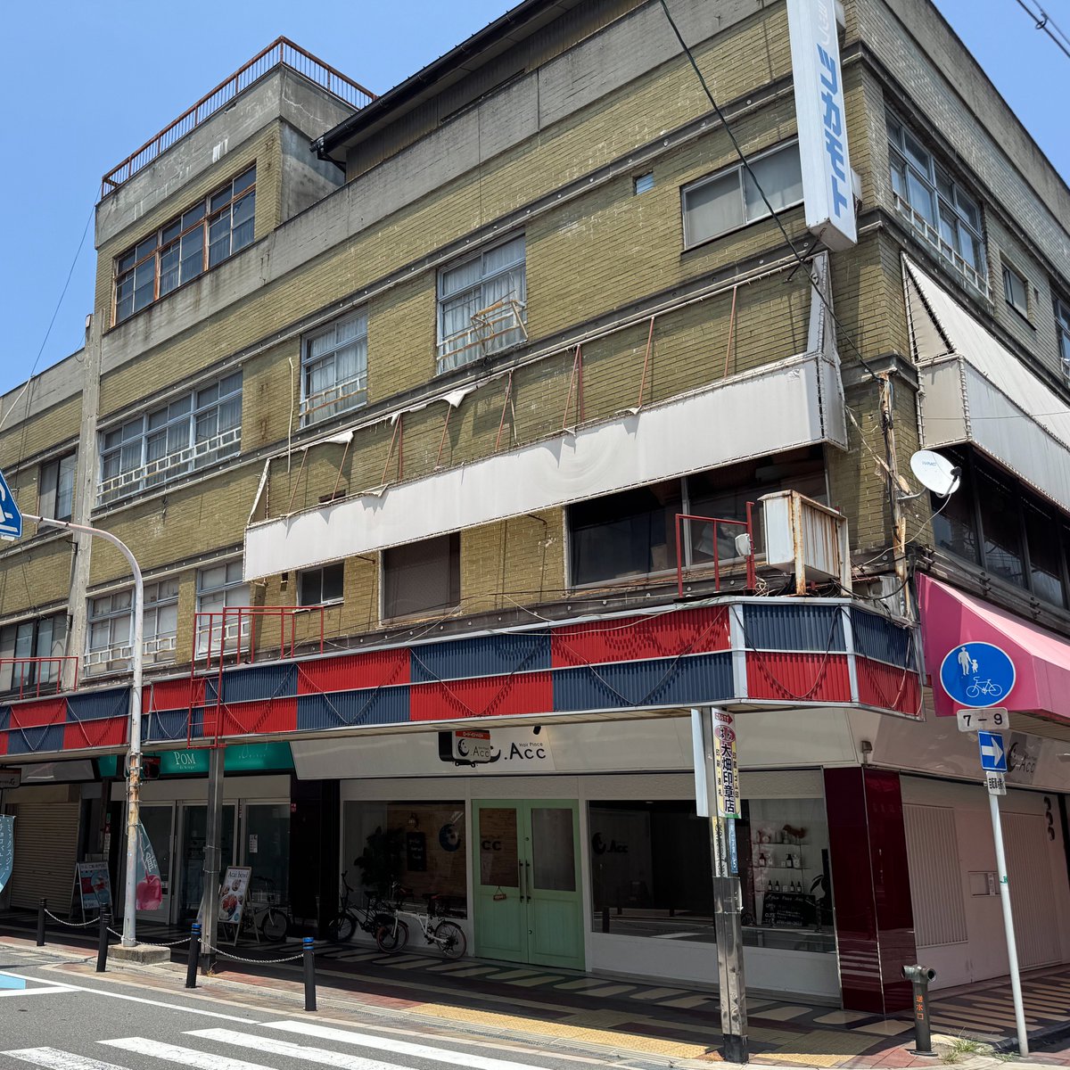 JR阪和線和泉府中駅前のレトロなビルと商店街

#和泉ショッピングセンター #ロードインいずみ