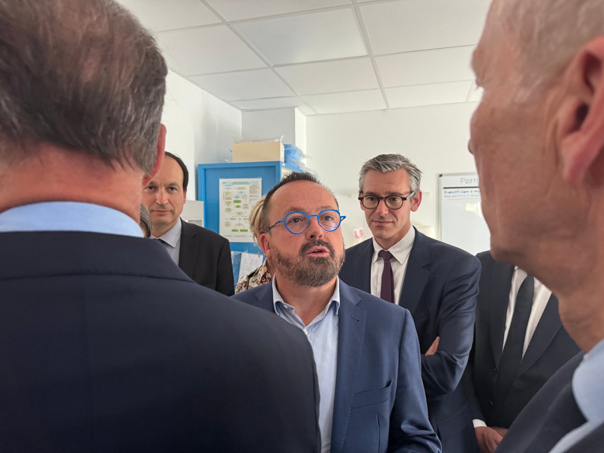 [04/07] Marie-Aimée Gaspari, préfète de la #Mayenne, a accueilli en #Mayenne <a href="/yannickneuder/">Dr. Yannick Neuder</a>, ministre chargé de la #Santé et de l'Accès aux soins.
Le ministre s'est déplacé dans 3⃣ hôpitaux du département : <a href="/chateau_gontier/">Château-Gontier</a>, <a href="/Laval_la_Ville/">Laval la Ville</a> et <a href="/Mayenne_Ville/">Ville de Mayenne</a>. 
💬 Soignants,