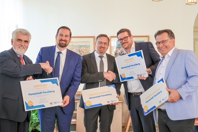 Agentur für Erneuerbare Energien e. V. (@renewstweet) on Twitter photo Heute fand die Auszeichnungsveranstaltung der Hansestadt #Havelberg als Energie-Kommune des Monats statt. Mit dabei: Energieminister <a href="/WillingmannA/">Armin Willingmann</a> <a href="/MWU_LSA/">MWU Sachsen-Anhalt</a>, <a href="/LENA_GmbH/">Landesenergieagentur Sachsen-Anhalt</a>-Geschäftsführer Marko Mühlstein und AEE-Geschäftsführer <a href="/rb_berlin/">Robert Brandt</a>
Zum Porträt ➡️ …ie-kommunen.unendlich-viel-energie.de/energie-kommun… Heute fand die Auszeichnungsveranstaltung der Hansestadt #Havelberg als Energie-Kommune des Monats statt. Mit dabei: Energieminister <a href="/WillingmannA/">Armin Willingmann</a> <a href="/MWU_LSA/">MWU Sachsen-Anhalt</a>, <a href="/LENA_GmbH/">Landesenergieagentur Sachsen-Anhalt</a>-Geschäftsführer Marko Mühlstein und AEE-Geschäftsführer <a href="/rb_berlin/">Robert Brandt</a>
Zum Porträt ➡️ …ie-kommunen.unendlich-viel-energie.de/energie-kommun…
