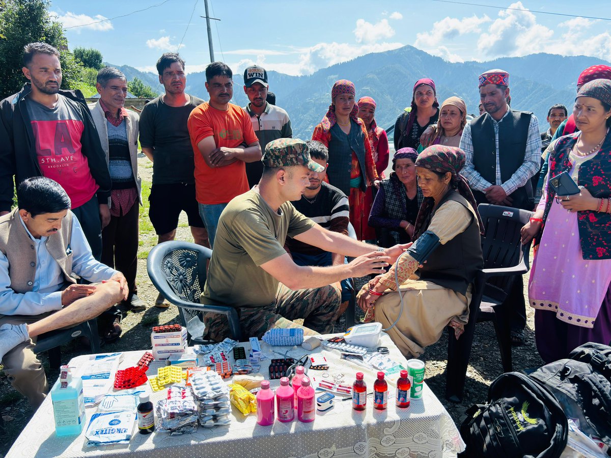 RisingStarCorps's tweet image. Relentless #FloodRelief efforts by the #IndianArmy continue in #Mandi.
#RisingStarCorps troops braved heavy rain to reopen the route to #Thunag and reach Pakhrair—reconnecting villages, and providing medical aid & food supplies.
@adgpi
@westerncomd_IA