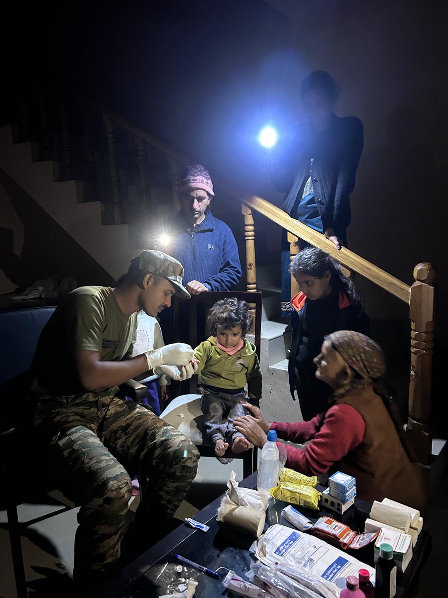 RisingStarCorps's tweet image. Relentless #FloodRelief efforts by the #IndianArmy continue in #Mandi.
#RisingStarCorps troops braved heavy rain to reopen the route to #Thunag and reach Pakhrair—reconnecting villages, and providing medical aid & food supplies.
@adgpi
@westerncomd_IA