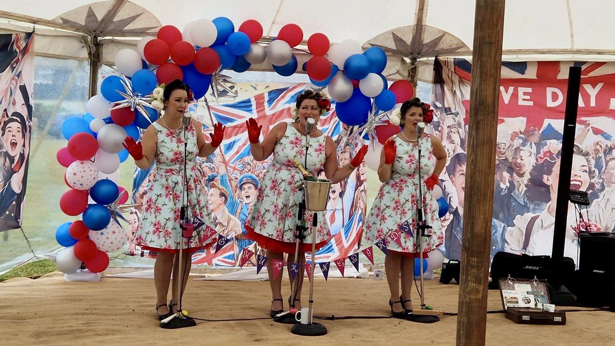 HMS_Pegasus's tweet image. @HMS_Pegasus @RNReserve personnel, based at @RNASCuldrose took part in an event held at the air station over the weekend, commemorating the 80th Anniversary of Victory in Europe. The event included performances by HMS Seahawk Volunteer Band and a 1940s style female trio π¬π§π«‘