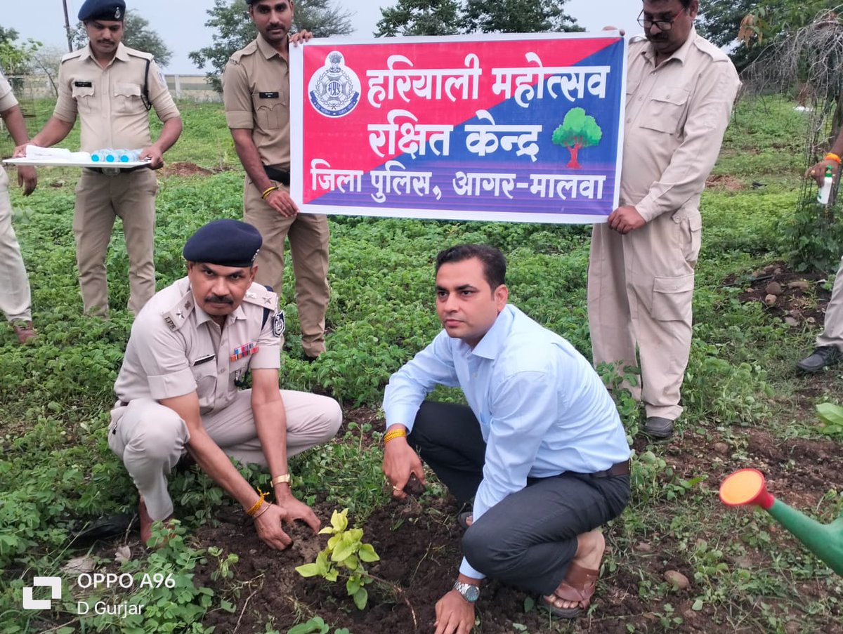 SP_AgarMalwa's tweet photo. 🌿 हरियाली महोत्सव – 2025
पुलिस लाइन आगर मालवा में कलेक्टर श्री राघवेंद्र सिंह एवं पुलिस अधीक्षक श्री विनोद कुमार सिंह द्वारा वृक्षारोपण 🌱
✅ जिले के सभी थानों में पौधारोपण
#HariyaliMahotsav
#GreenMP
#PlantATree
#AgarmalwaPolice
#MPPolice
#EnvironmentAwareness https://t.co/0dAYA04Zz2