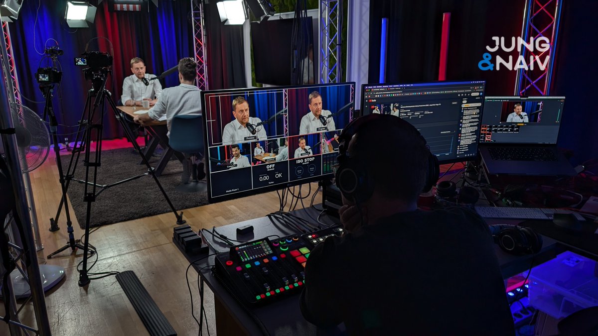 aahsh's tweet image. #BehindTheScenes of @JungNaiv
Live: @TiloJung interviewt Michael Kretschmer (CDU), Ministerpräsident von Sachsen @MPKretschmer
Stellt eure Fragen im Livechat:
youtube.com/live/gnlgJJnHA…