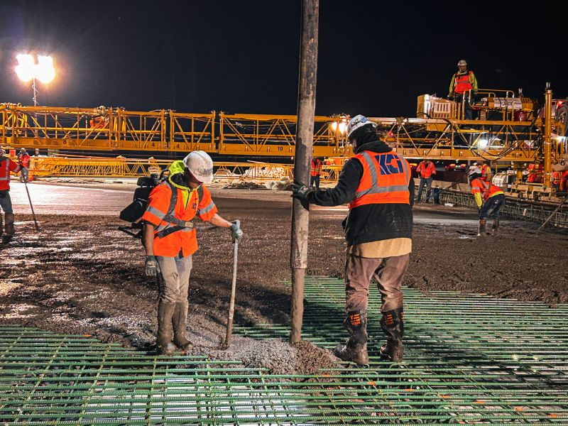 KCI_Constr_Co's tweet photo. The KCI crew poured 750 cubic yards of concrete at 85 yards/hour during a Friday night bridge deck pour on Interstate 55. This was part of MoDOT’s rehab project covering 24 bridges and roadway upgrades from Lindbergh to downtown STL.

#KCIConstruction #BridgeWork #MoDOT #GRiT https://t.co/V4OA8QcWCz