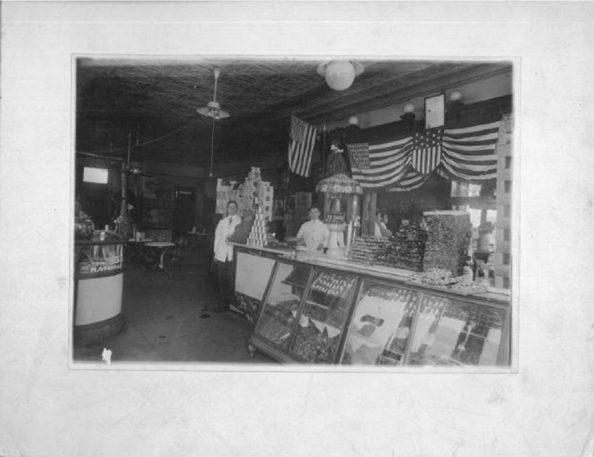 HellenicMuseum's tweet photo. 🍫 Greek immigrants helped shape Chicago’s chocolate scene! By 1908, 237 Greek-owned candy &amp; ice-cream shops thrived here—giving us icons like Dove Bars &amp; Andes Mints. See their story in our “Reaching for the American Dream” exhibit at @NatHellenic. #WorldChocolateDay https://t.co/cJLhvRxcZh