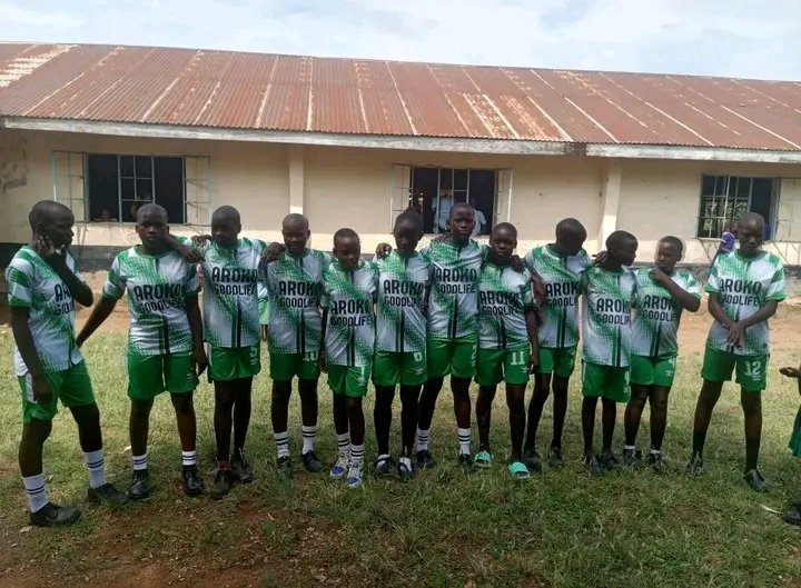 PhilipAroko_'s tweet photo. MY PEOPLE, WHEN YOU CALL, I ANSWER BECAUSE YOU ARE MY TRUE BOSSES.
#Goodlife is here and it is here to stay.

When Kalanding Girls Junior Secondary School saw my unwavering commitment to promoting sports at the zonal level, they reached out with a request for support. https://t.co/ERCgwLXEtH