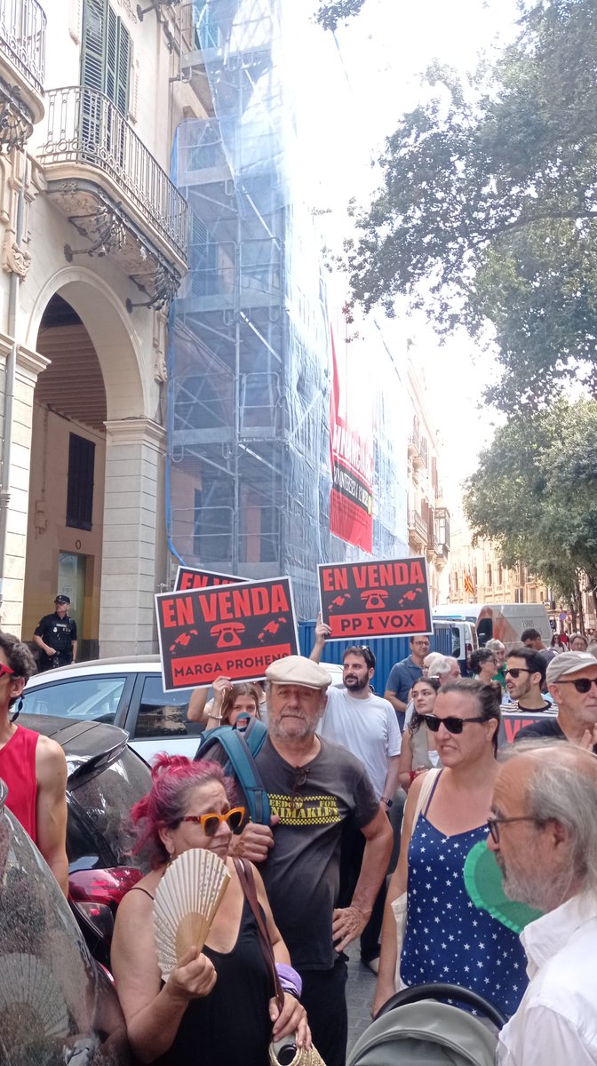 BeaGamundi_83's tweet photo. 🔴🌹Deim PROU davant el Parlament! El decret urbanístic aprovat avui per PP i VOX és un atracament al territori que només beneficia a uns pocs. Els i les Socialistes estarem sempre al costat de la gent. Qui estima #Mallorca, no la destrueix!❤️
#MallorcaNoEsVen https://t.co/2dxXw3vHzu