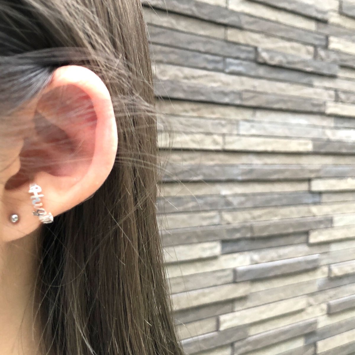 本当に伝えたいメッセージは
『言葉』や『文字』で
伝えるのがいいよね

あなたの声に
心を乗せて
言葉を伝える

日常の会話でも
意識したいですね

癒しメッセージイヤーカフ✩.*˚

自分へのメッセージでもいいし
大切な人へ贈るメッセージでもいい

優しさが
自分へも
大切な人へも
広がるといいな