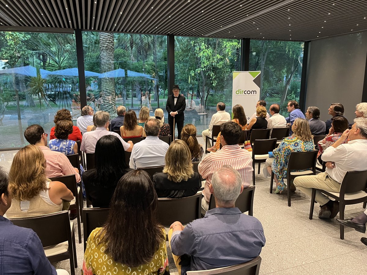 DircomAND's tweet image. ☀️🍸 El pasado viernes dimos la bienvenida al verano desde Dircom Andalucía con un homenaje a Antonio Machado, donde reunimos a un importante número de compañeros del mundo de la Comunicación.

#Dircom #DircomAndalucía #NuestrosSocios #Comunicación #Andalucía #Sevilla