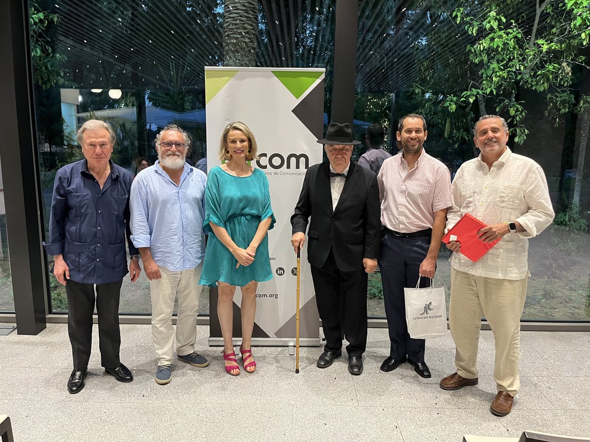 DircomAND's tweet image. ☀️🍸 El pasado viernes dimos la bienvenida al verano desde Dircom Andalucía con un homenaje a Antonio Machado, donde reunimos a un importante número de compañeros del mundo de la Comunicación.

#Dircom #DircomAndalucía #NuestrosSocios #Comunicación #Andalucía #Sevilla