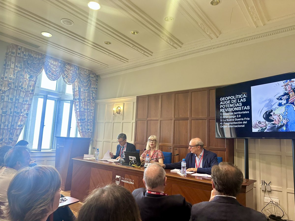 carmen.diazmora (@carmen_diazmora) on Twitter photo Comienza en <a href="/UIMP/">UIMP</a> curso #Europa en la encrucijada, organizado por <a href="/camarascomercio/">Cámara de España</a> con dirección de #GonzaloSolana y <a href="/rmysan/">Rafael Myro</a>. 1ª fantástica mañana aprendiendo de #Geopolítica y #seguridad_estratégica con
<a href="/JosepBorrellF/">Josep Borrell Fontelles</a> y <a href="/MiraMilosevich1/">Dr. Mira Milosevich</a> de <a href="/rielcano/">Real Instituto Elcano</a> y John Rutherford de <a href="/bbva/">BBVA</a> Comienza en <a href="/UIMP/">UIMP</a> curso #Europa en la encrucijada, organizado por <a href="/camarascomercio/">Cámara de España</a> con dirección de #GonzaloSolana y <a href="/rmysan/">Rafael Myro</a>. 1ª fantástica mañana aprendiendo de #Geopolítica y #seguridad_estratégica con
<a href="/JosepBorrellF/">Josep Borrell Fontelles</a> y <a href="/MiraMilosevich1/">Dr. Mira Milosevich</a> de <a href="/rielcano/">Real Instituto Elcano</a> y John Rutherford de <a href="/bbva/">BBVA</a>