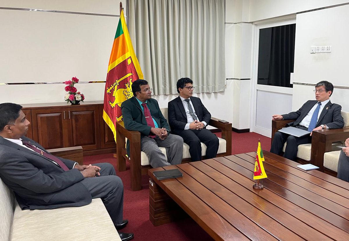 JapanEmb_SL's tweet image. On 7th July, Amb. ISOMATA paid a courtesy call on Hon. Dr. Dhammika Patabendi, Minister of Environment. They exchanged views on ongoing tackling plastic waste project🧴and the Joint Crediting Mechanism projects🌞-all towards a cleaner, greener, and more sustainable Sri Lanka💚♻️.